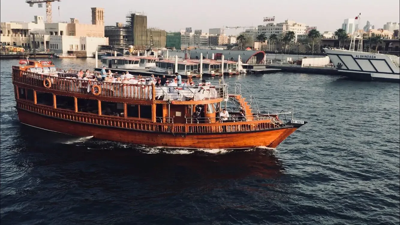 رحلة داو في خور دبي