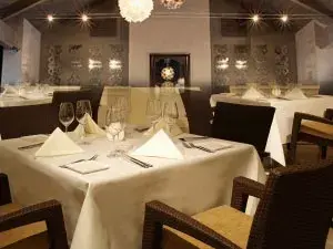 مطعم تندوري بومباي (طعام هندي وبنجلاديشي)