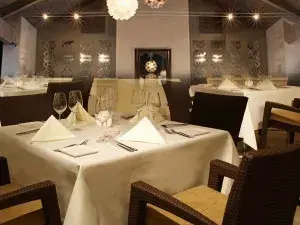 مطعم تندوري بومباي (طعام هندي وبنجلاديشي)