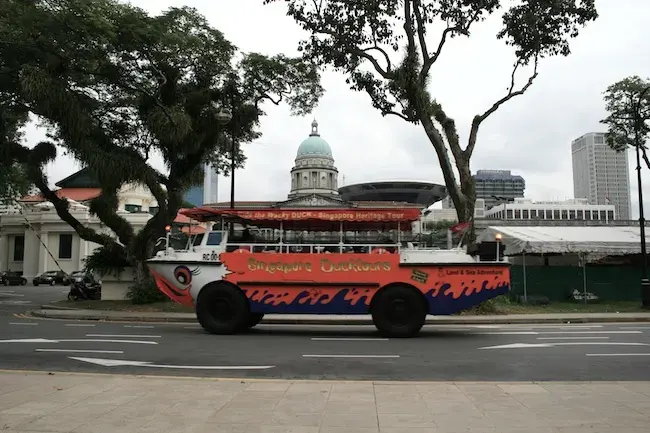 جولة في عربة DUKW البرمائية