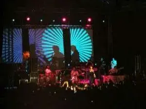 مهرجان في ظل الصخور