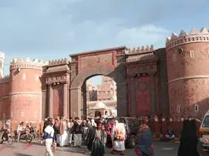 سور وبوابة المدينة