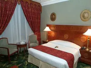 فندق رمادا المدينة الحمراء