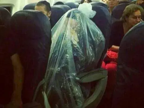 لماذا غطى هذا الراكب جسمه بكيس طيلة رحلة الطائرة؟