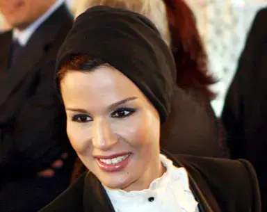 الشيخة موزة تغادر القاهرة متجهة إلى كينيا بعد زيارة غزة