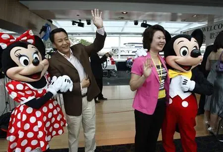 Chinese_tourists_in_Disneyland