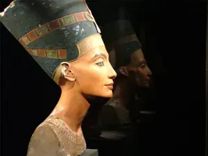 رغم الأحداث الساخنة.. السياح يتوافدون على مصر الفرعونية