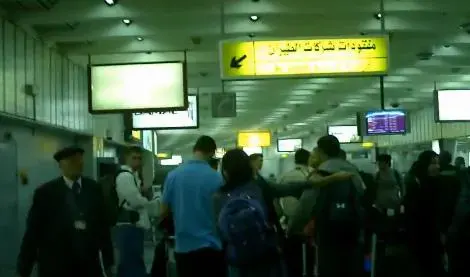 مصري يتلقى "علقة ساخنة" من أهل زوجتيه بعد وصوله لمطار القاهرة