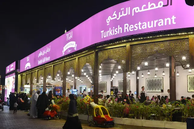 رحلة فريدة لاستكشاف مذاقات العالم في مطاعم القرية العالمية