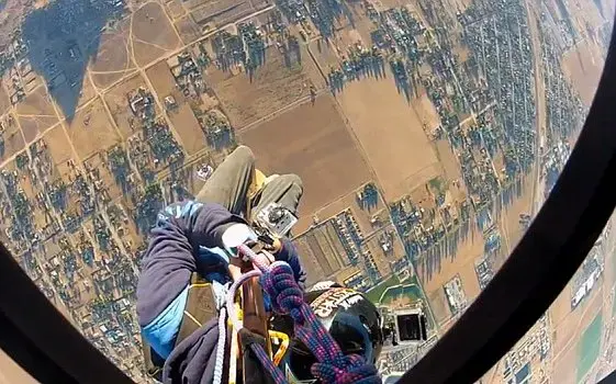 أمريكي يطير فوق سماء كاليفورنيا بـ"مظلة شمسية"