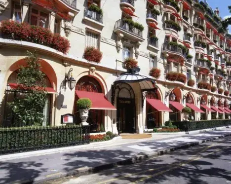 Paris's Plaza Athenee hotel to close for renovation