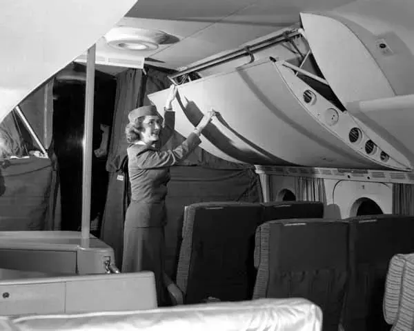 Larger overhead bins for Boeing 737 4