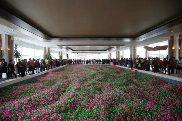 Shanghai hotel creates world's largest ball pit 2