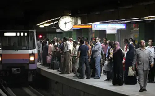 ملثمون يقتحمون محطة مترو السادات بالقاهرة