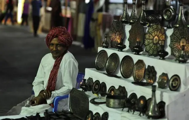 الحرف اليديوية في الجناح الهندي بالقرية العالمية بدبي 2
