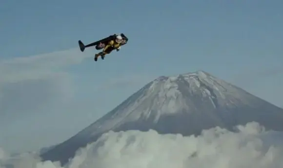 Swiss Pilot Flies Around Mount Fuji With A Home-Made Jetpack