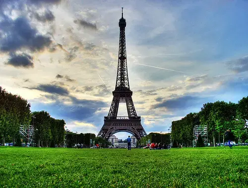 Qatar Airways introduces triple daily flights to Paris ahead of peak summer travel season