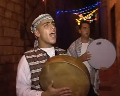 شابان فلسطينيان يواصلان ممارسة مهنة المسحراتي في رمضان