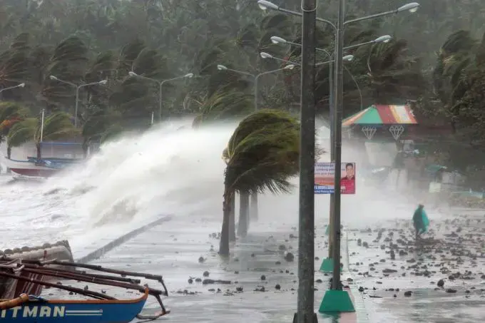 Philippines urges tourists to return following typhoon Yolanda