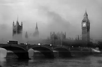 London fog causes flight disruptions
