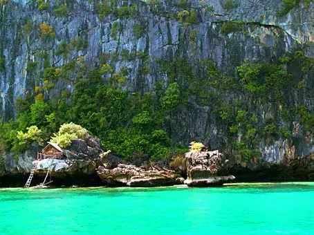 Trang Province Welcomes Its One-Millionth Tourist for 2012