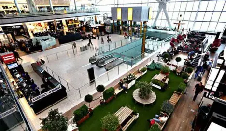 Heathrow Airport opens 'pop-up park'