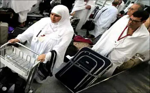 43 طائرة تعيد 14 ألف معتمر مصري إلى القاهرة