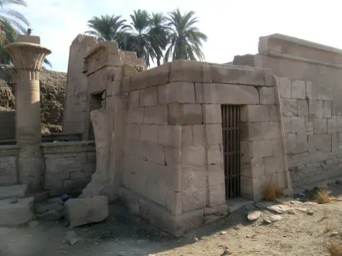 اكتشاف بوابة فرعونية بمعبد الأقصر جنوب مصر