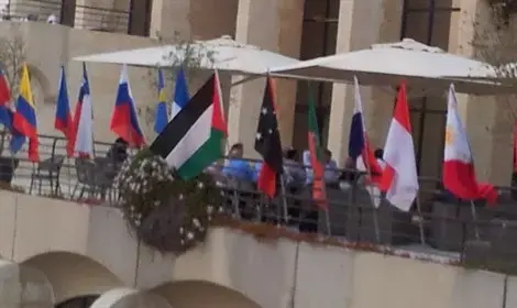 فندق إسرائيلي يرفع علم فلسطين وضيوفه يحتجون!