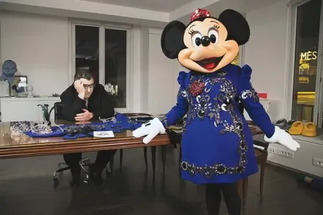 What's Minnie Mouse wearing to the 20th anniversary celebrations of Disneyland Paris?