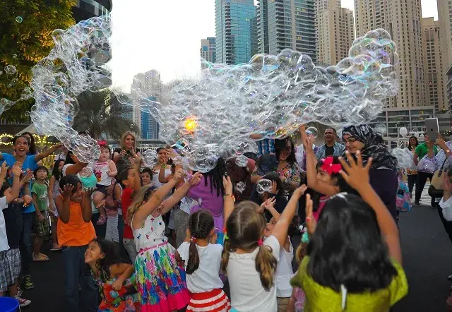 "دبي مارينا مول" يستقبل عيد الأضحى بمهرجان البالونات والفقاعات