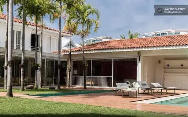 Stay at Ronaldhino's mansion during the World Cup 2