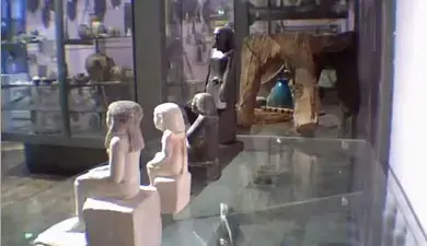 تمثال فرعوني يتحرك بمفرده في متحف في بريطانيا