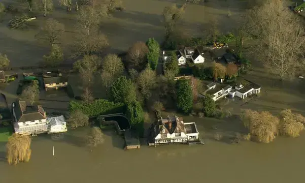 Flood warning for travelers to Thames Valley