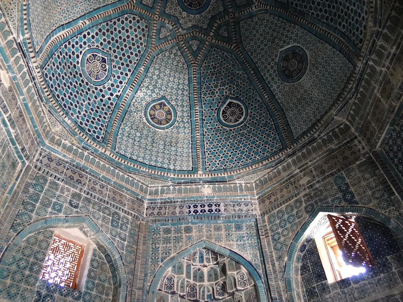 جولة عائلية لملاحظة بلاط شاهي زنده