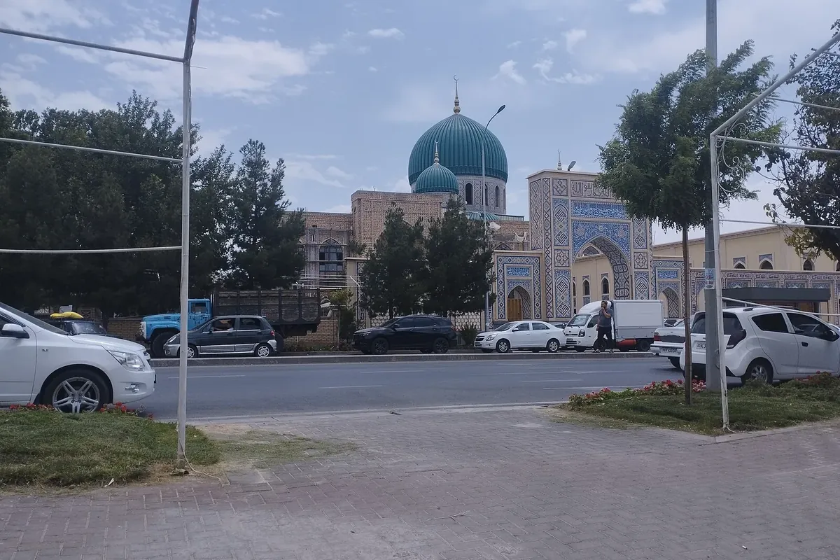 المسجد بجوار إشرت خانة